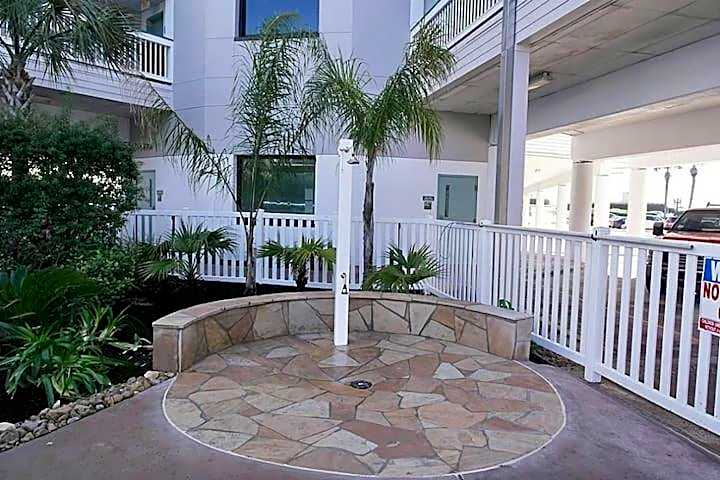 Cozy Galveston Beach Front Condo