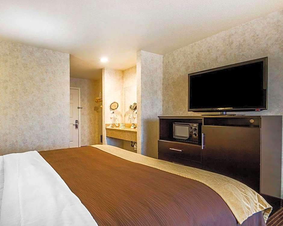 Photo 1 of 5 of 1 Queen Bed, Accessible