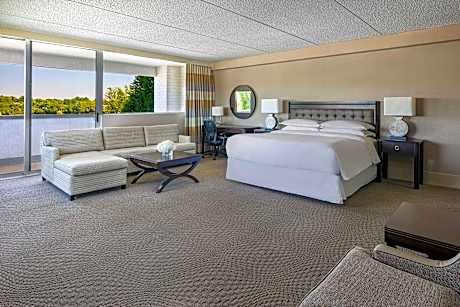 Studio, 1 King, Sofa bed, Low Rise, Corner room, Balcony