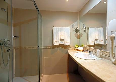 Double or Twin Room with Partial Sea View