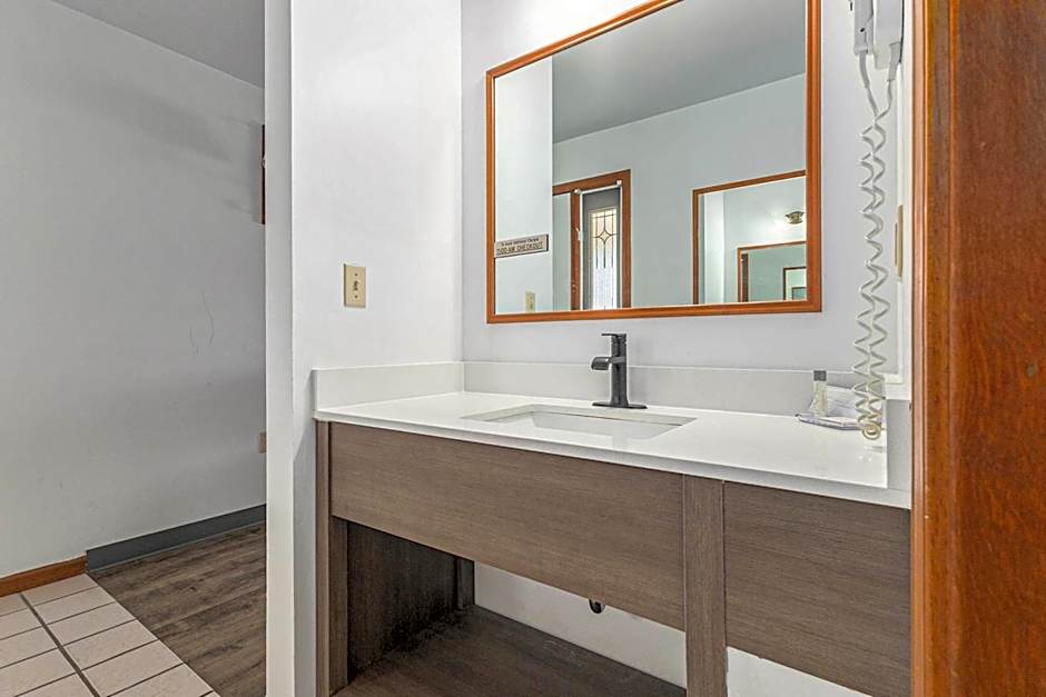 Snyders Shoreline Inn