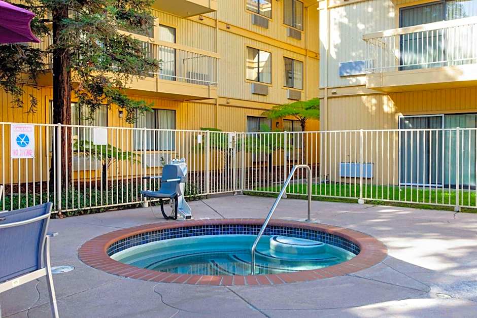 La Quinta Inn & Suites by Wyndham Hayward Oakland Airport