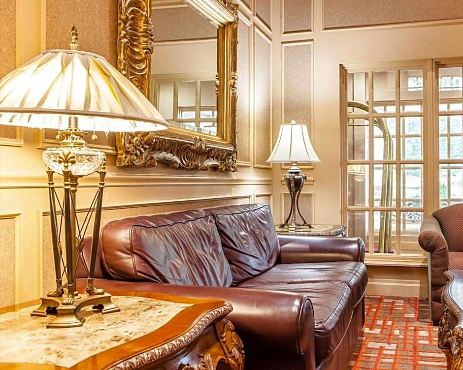 Clarion Hotel Palmer Inn