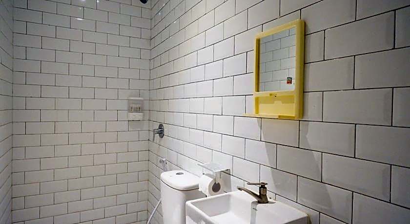 RedDoorz Plus @ Losari Makassar