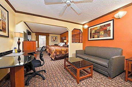 Suite-2 Queen Beds Non-Smoking Sofabed Work Desk Microwave And Refrigerator Wi-Fi Full Breakfast