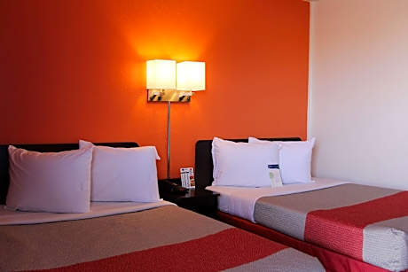 2 FULL BEDS | MOBILITY ACCESSIBLE TUB NSMK