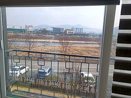 그레이스리버하우스 가동2층 
(거실,방/화장실2 : 소가족(4인)을 위한 맞춤 숙소)