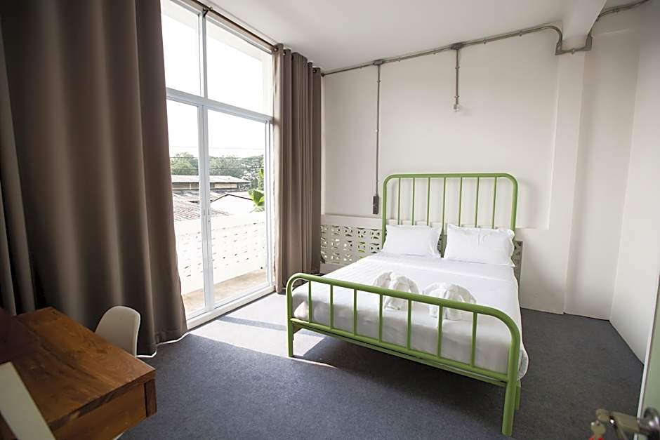 Memmoth Cafe & Hostel in Lampang