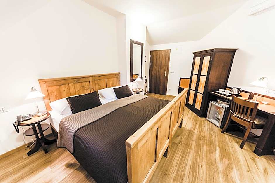 Archibald At The Charles Bridge