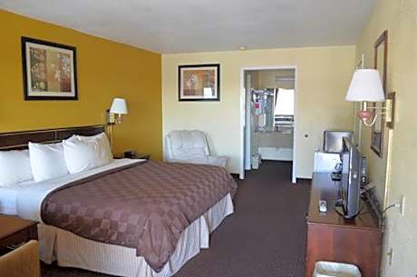 1 King Bed Jetted Tub Suite NS