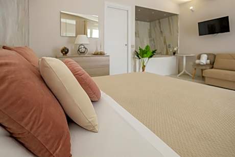 Deluxe Suite with Spa Bath
