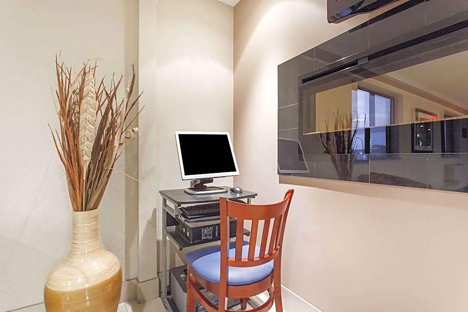 Super 8 by Wyndham Kamloops BC