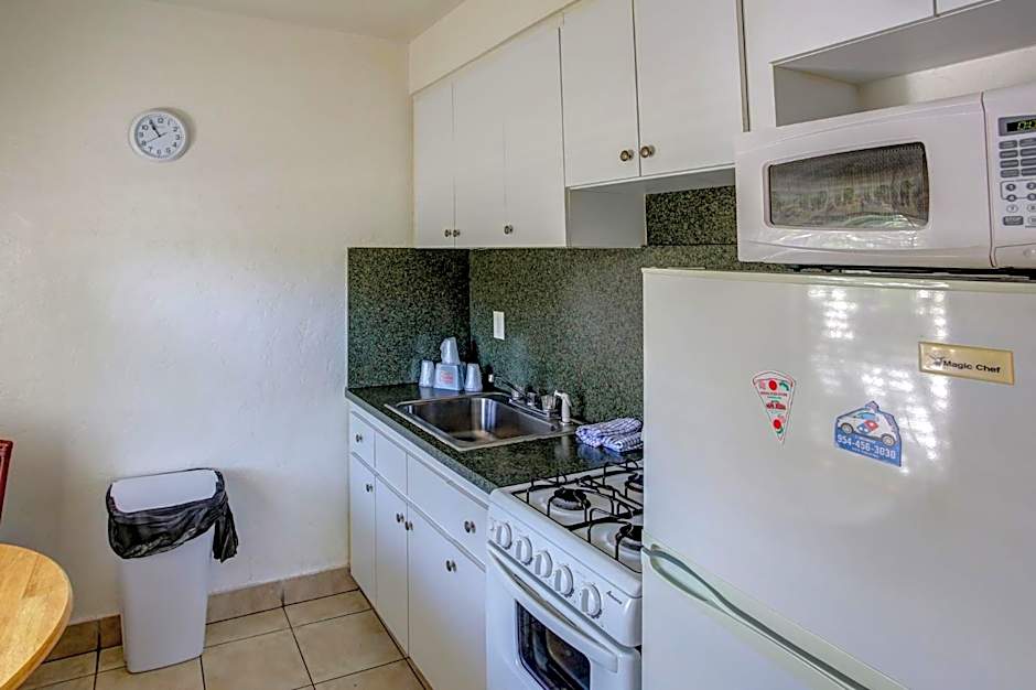 Richard's Motel Courtyard