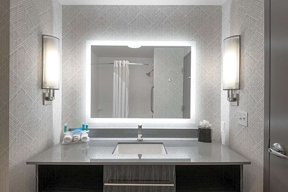 Holiday Inn Express & Suites Charlotte Airport By IHG