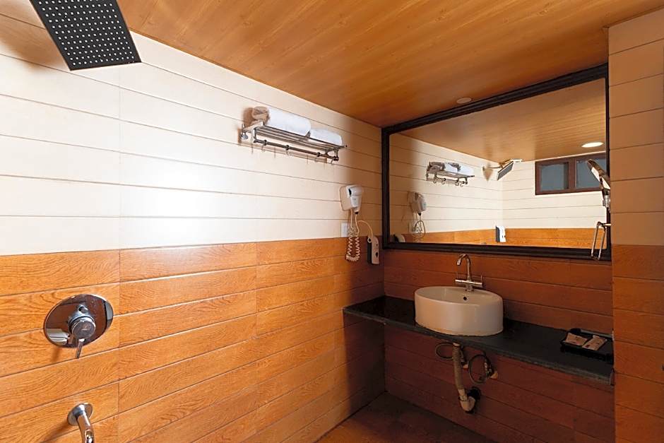 Sumitel Hotel 500 meters from Mall Road