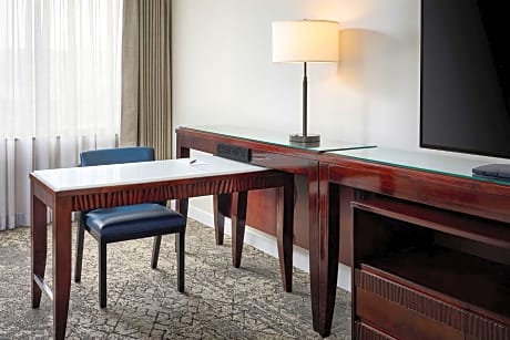 Club Room, 1 King Bed, Corner