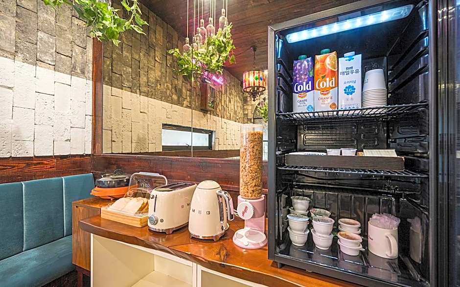 February Boutique Hotel Hwanggeum