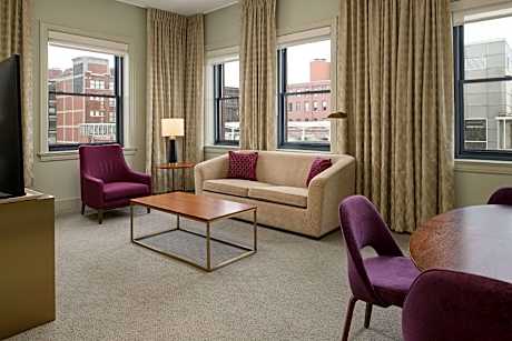 Corner King Suite W/ City View Hearing Access