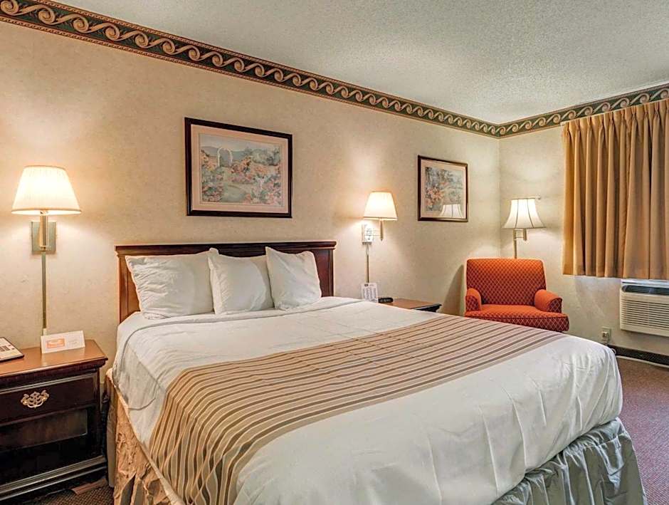 Econo Lodge Inn & Suites El Paso