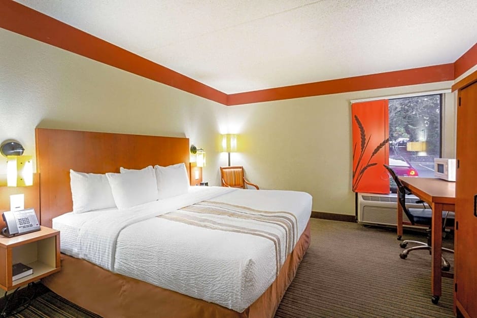 La Quinta Inn & Suites by Wyndham Charlotte Airport North