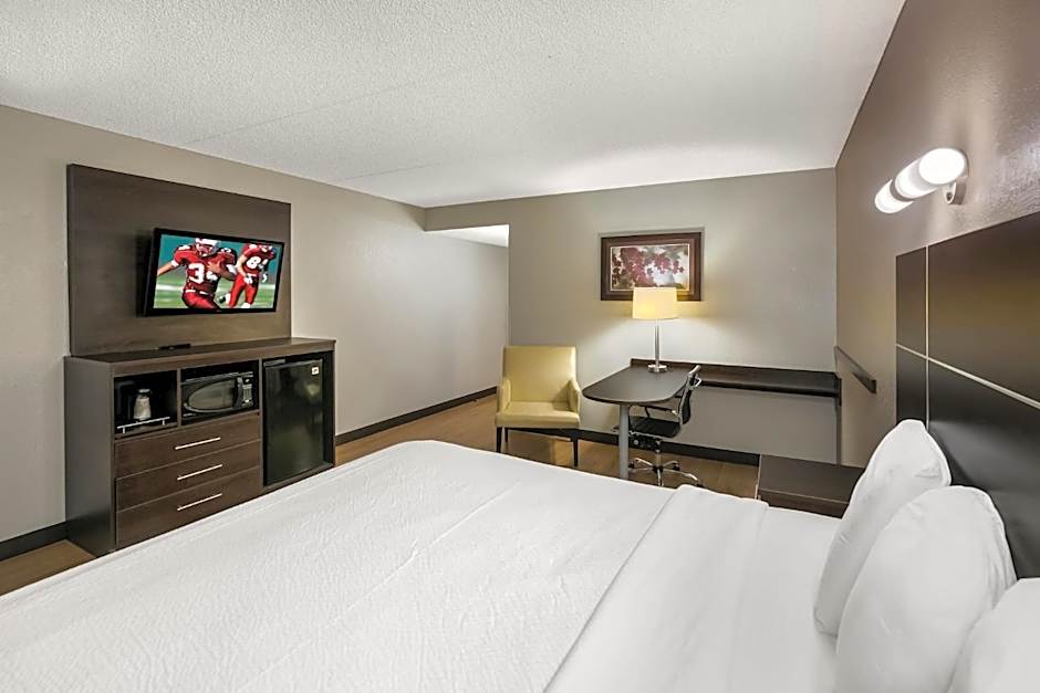 Red Roof PLUS+ & Suites Knoxville West-Cedar Bluff