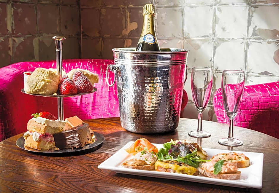 The Lounge Hotel & Bar