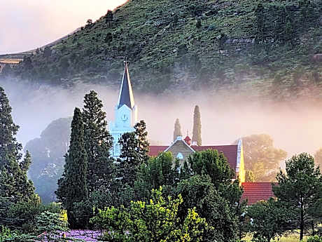07 Moulin Rouge Upstairs Double Bath