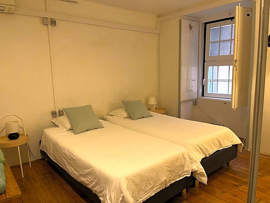 Alface Hall Hostel & Bar