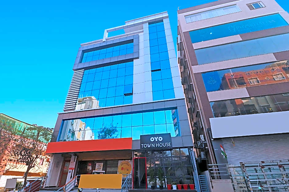 Super OYO Townhouse 1185 Rcc Pride