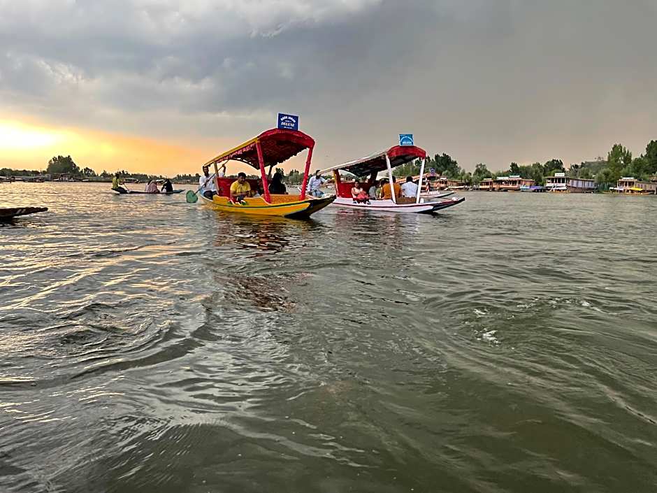 Houseboat Zaindari Palace