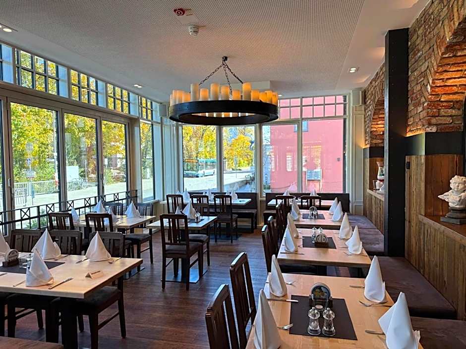 Brauerei Gasthaus Lohhof im Münchner Norden, direkt an der S1, nähe vom Flughafen, Zentrum, A92, Allianz Arena, Ruderregatta und Schießanlage G- Hochbrück entfernt, Internationale Küche