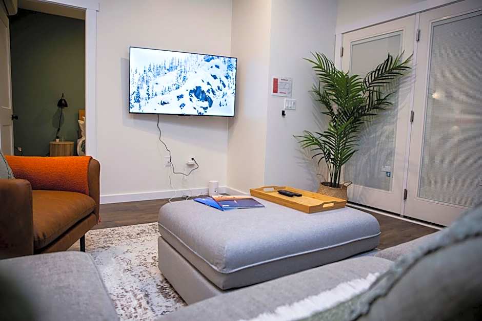 The Stellar Condo - Cozy 2 Bedroom with Hot Tub