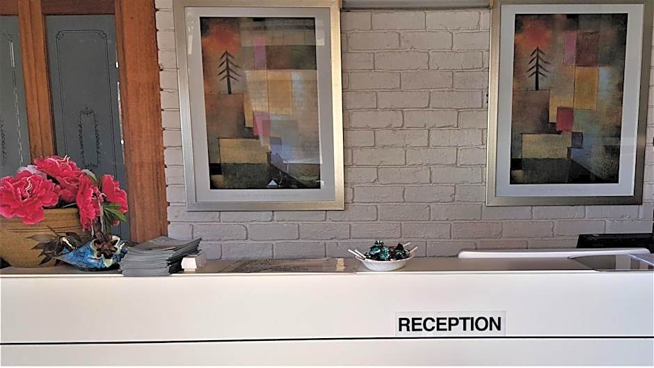 Hibiscus Lakeside Motel