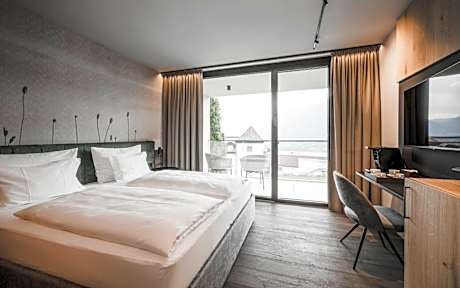 Suite with Private Sauna and Whirlpool (Upper Floor)