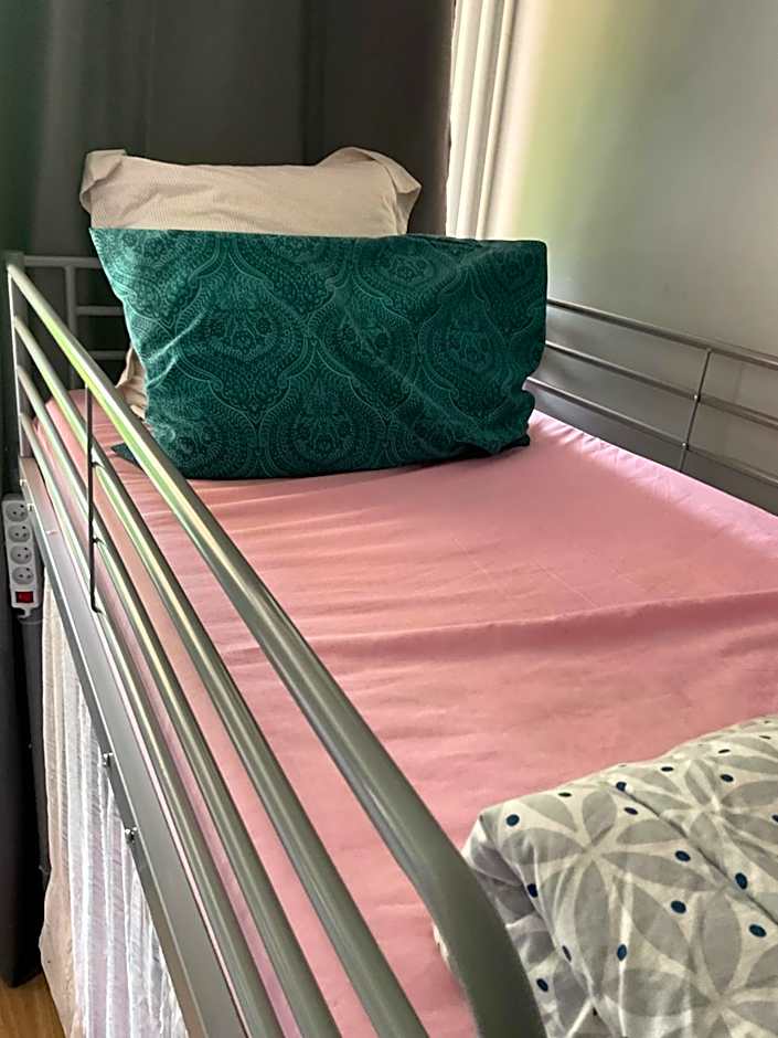 Female-Dortoir Femme -Dorm Shared Room Paris