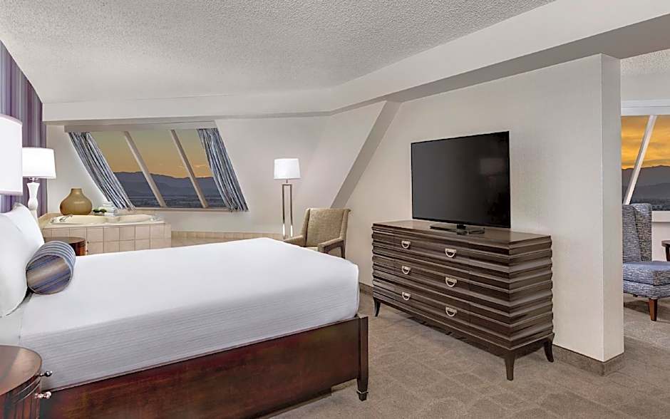 Photo 1 of 5 of Pyramid 1 King Bed Suite, Corner