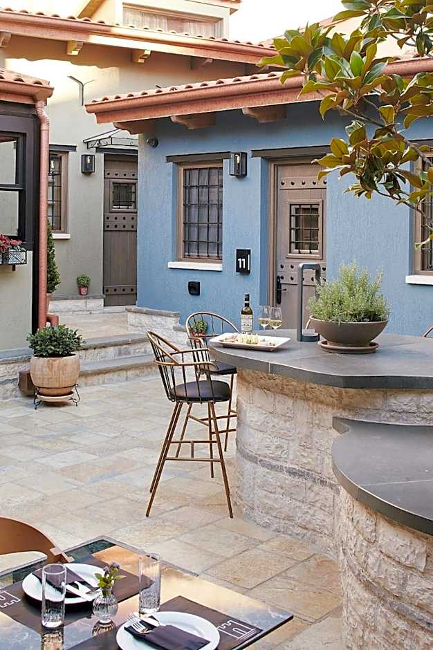 IALNA Boutique Hotel