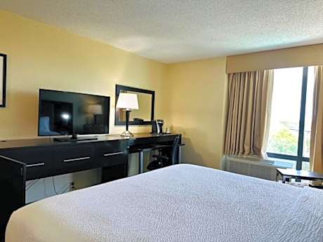 King Room - Hearing Accessible - Roll-in Shower