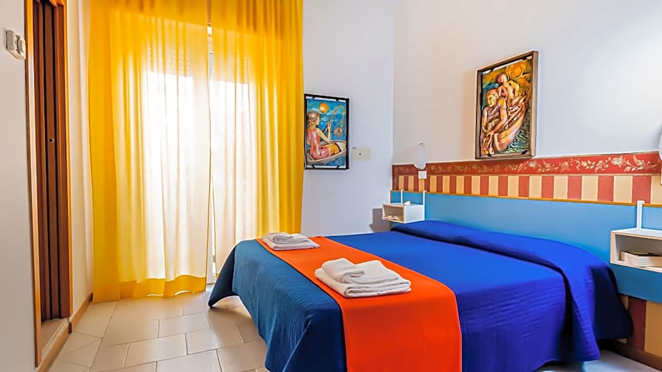 Hotel Plaza con piscina