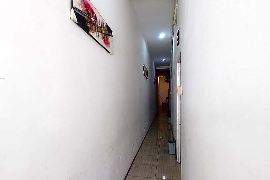 RedDoorz Syariah near RS Siti Khodijah Sepanjang