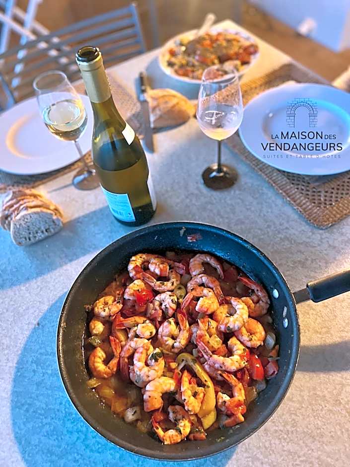 La Maison des Vendangeurs - TABLE D'HÔTES le soir du jeudi au dimanche- Jacuzzi - Balnéo SPA - ACCES PISCINE pour toutes les chambres sauf STUDIO COQUET- Piscine de mai à mi-octobre