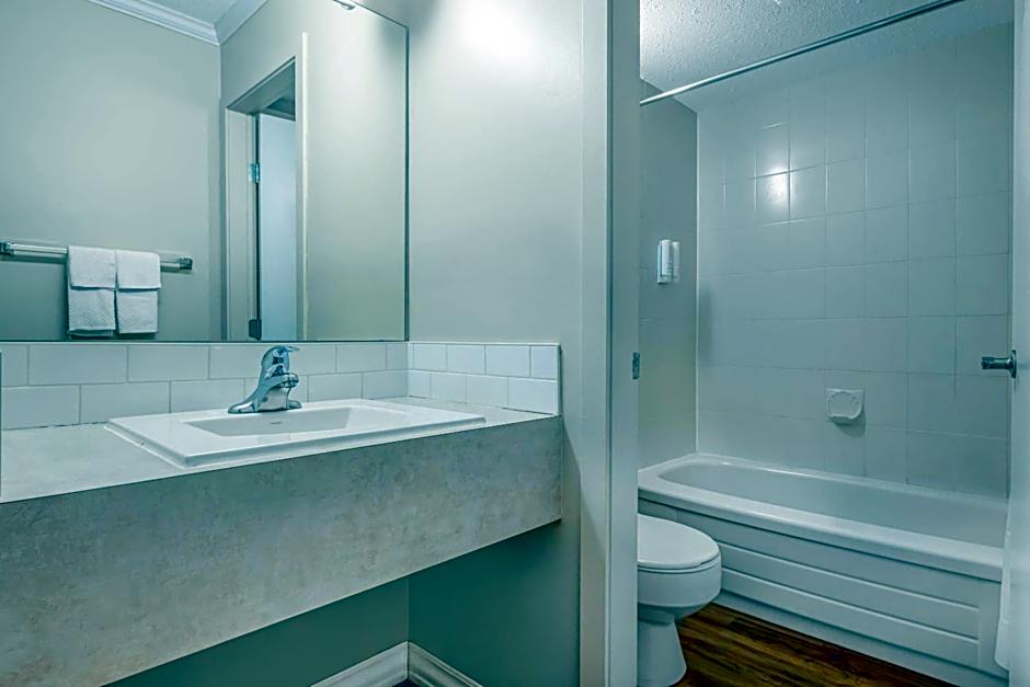 Econo Lodge Inn & Suites
