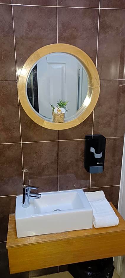 WW Hostel & Suites