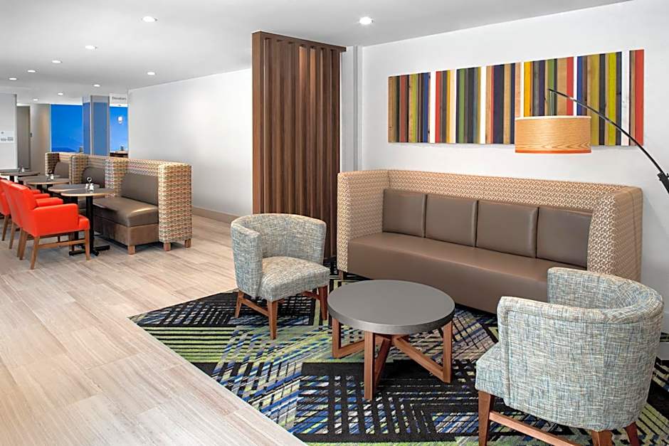 Holiday Inn Express & Suites Woodside LaGuardia Airport By IHG