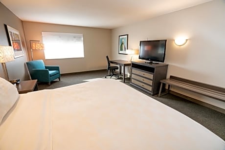 Standard King Room with Accessible Tub - Mobility Access