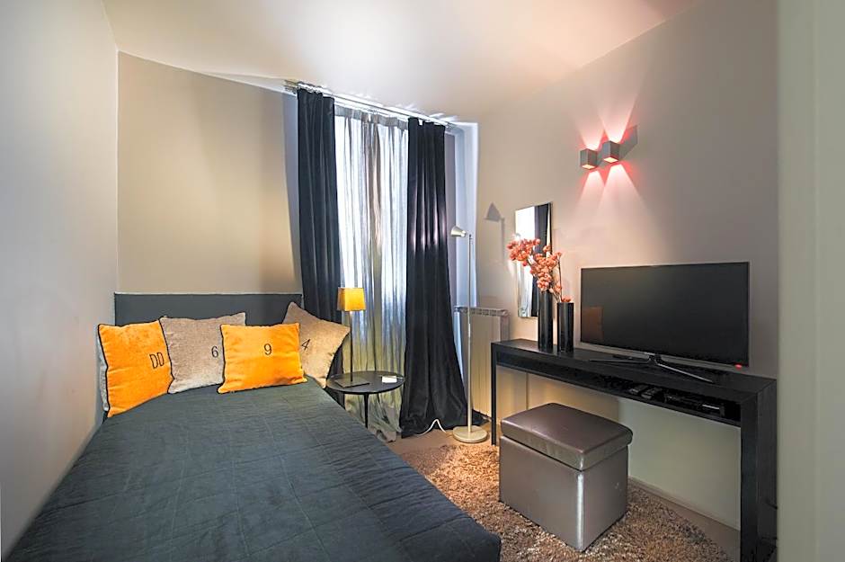 Charming House DD724