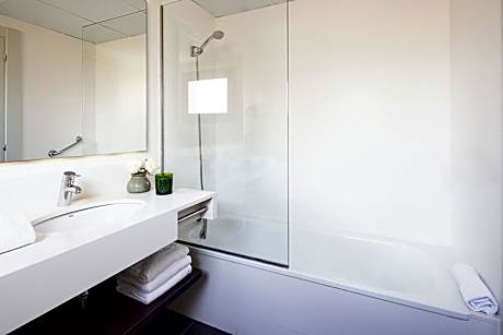 City View Queen Bed