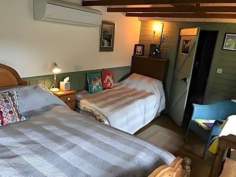 Twin room-Classic-Ensuite with Shower