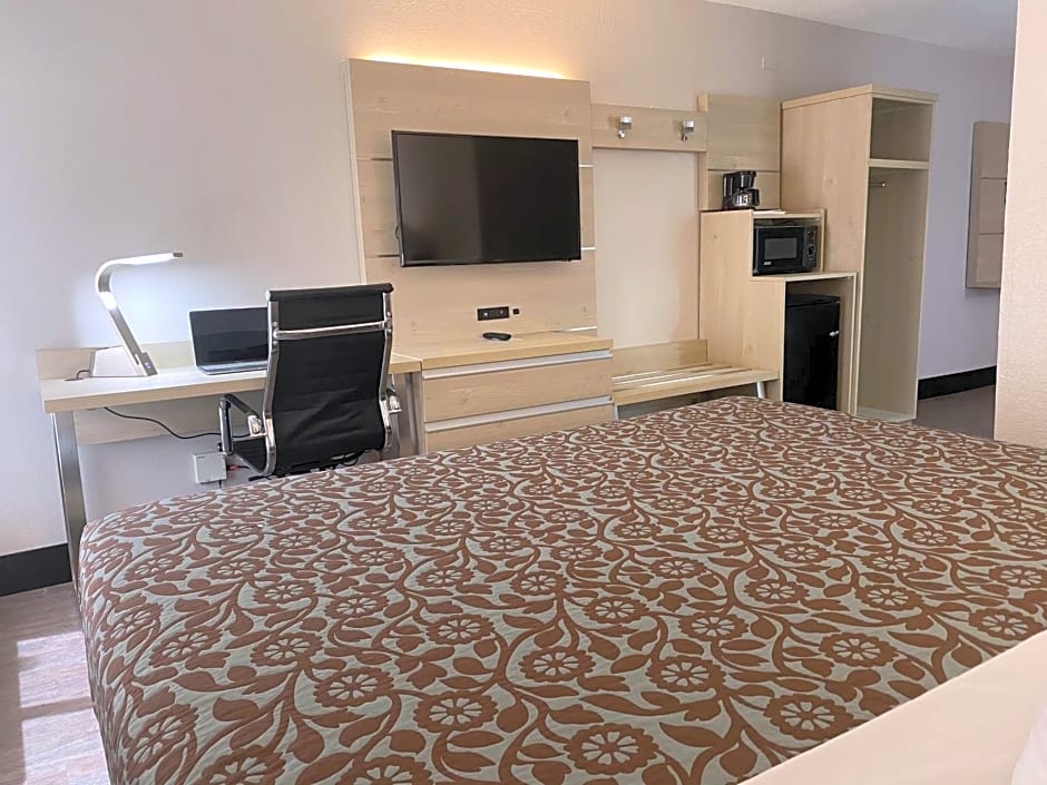 Days Inn & Suites by Wyndham Peachtree Corners Norcross