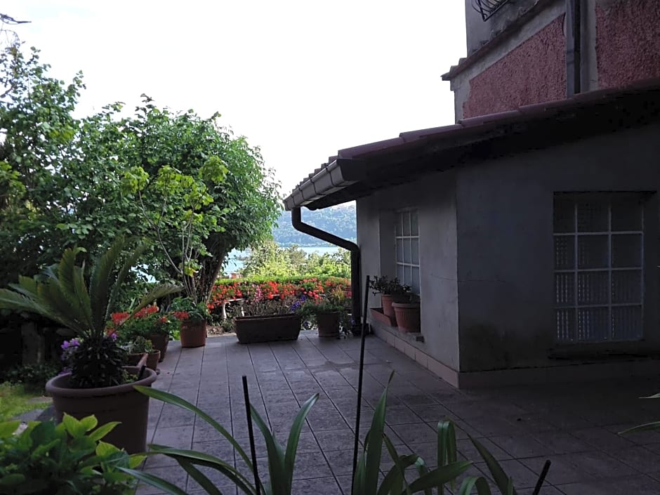 Bed&Breakfast "Fiorella" sul Lago